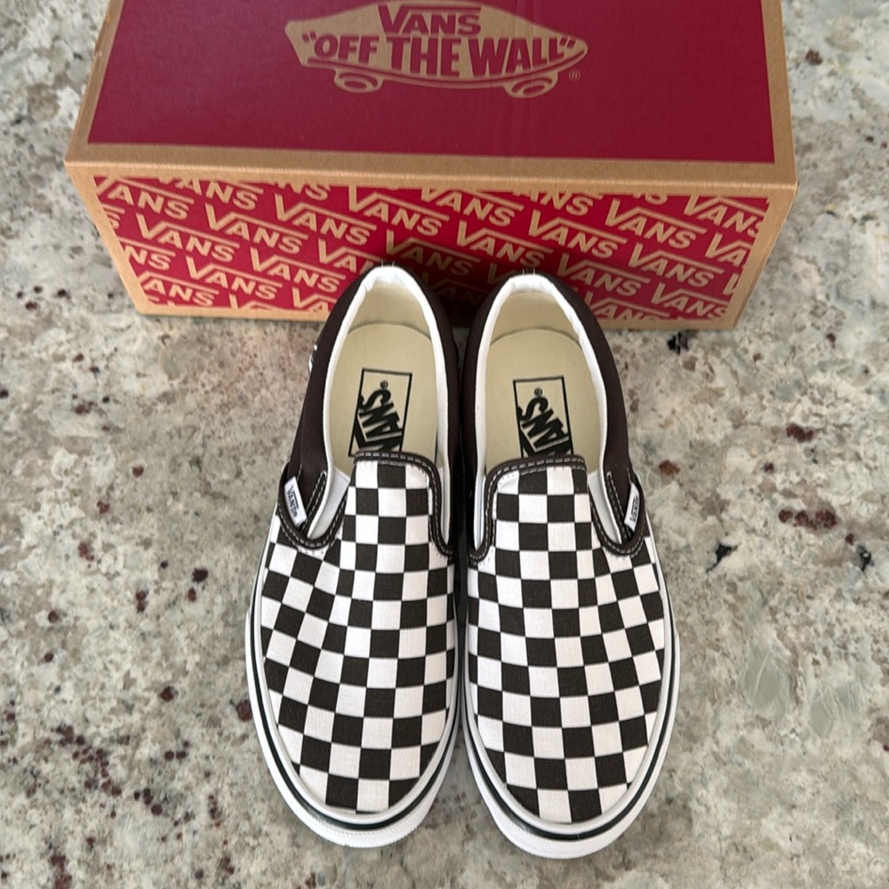 Classic Slip On Vans - Checkerboard NWT
W 7.0 M 5.5